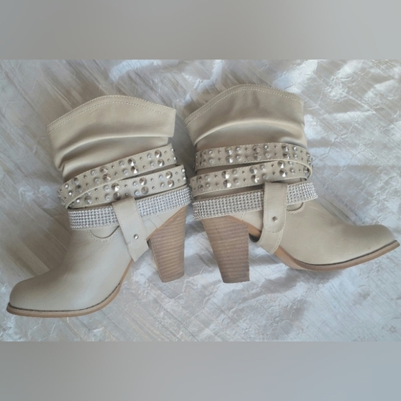 Woman's boots - Picture 3 of 4